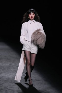 20 Şubat 2025 'te İspanya' nın IFERMA şehrinde Mercedes-Benz Moda Haftası sırasında Baro Lucas 'ın tasarladığı bir tasarımı giyen bir model podyumda yürüyor.