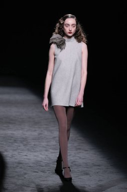 20 Şubat 2025 'te İspanya' nın IFERMA şehrinde Mercedes-Benz Moda Haftası sırasında Baro Lucas 'ın tasarladığı bir tasarımı giyen bir model podyumda yürüyor.