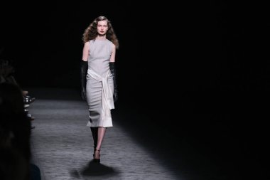 20 Şubat 2025 'te İspanya' nın IFERMA şehrinde Mercedes-Benz Moda Haftası sırasında Baro Lucas 'ın tasarladığı bir tasarımı giyen bir model podyumda yürüyor.