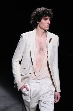 20 Şubat 2025 'te İspanya' nın IFERMA şehrinde Mercedes-Benz Moda Haftası sırasında Baro Lucas 'ın tasarladığı bir tasarımı giyen bir model podyumda yürüyor.