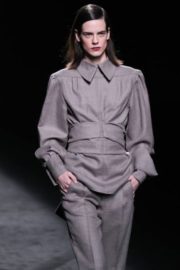 20 Şubat 2025 'te İspanya' nın IFERMA şehrinde Mercedes-Benz Moda Haftası sırasında Baro Lucas 'ın tasarladığı bir tasarımı giyen bir model podyumda yürüyor.