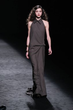 20 Şubat 2025 'te İspanya' nın IFERMA şehrinde Mercedes-Benz Moda Haftası sırasında Baro Lucas 'ın tasarladığı bir tasarımı giyen bir model podyumda yürüyor.