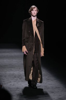 20 Şubat 2025 'te İspanya' nın IFERMA şehrinde Mercedes-Benz Moda Haftası sırasında Baro Lucas 'ın tasarladığı bir tasarımı giyen bir model podyumda yürüyor.