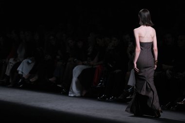 20 Şubat 2025 'te İspanya' nın IFERMA şehrinde Mercedes-Benz Moda Haftası sırasında Baro Lucas 'ın tasarladığı bir tasarımı giyen bir model podyumda yürüyor.