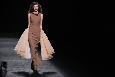 20 Şubat 2025 'te İspanya' nın IFERMA şehrinde Mercedes-Benz Moda Haftası sırasında Baro Lucas 'ın tasarladığı bir tasarımı giyen bir model podyumda yürüyor.