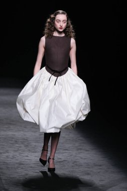 20 Şubat 2025 'te İspanya' nın IFERMA şehrinde Mercedes-Benz Moda Haftası sırasında Baro Lucas 'ın tasarladığı bir tasarımı giyen bir model podyumda yürüyor.