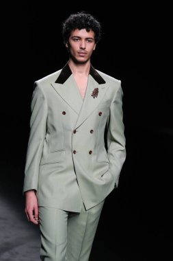 20 Şubat 2025 'te İspanya' nın IFERMA şehrinde Mercedes-Benz Moda Haftası sırasında Baro Lucas 'ın tasarladığı bir tasarımı giyen bir model podyumda yürüyor.