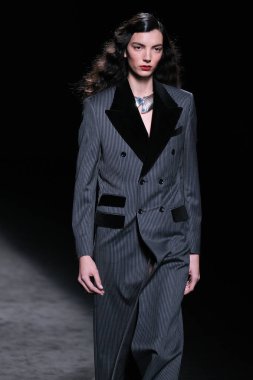 20 Şubat 2025 'te İspanya' nın IFERMA şehrinde Mercedes-Benz Moda Haftası sırasında Baro Lucas 'ın tasarladığı bir tasarımı giyen bir model podyumda yürüyor.