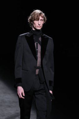 20 Şubat 2025 'te İspanya' nın IFERMA şehrinde Mercedes-Benz Moda Haftası sırasında Baro Lucas 'ın tasarladığı bir tasarımı giyen bir model podyumda yürüyor.