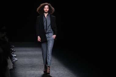 20 Şubat 2025 'te İspanya' nın IFERMA şehrinde Mercedes-Benz Moda Haftası sırasında Baro Lucas 'ın tasarladığı bir tasarımı giyen bir model podyumda yürüyor.