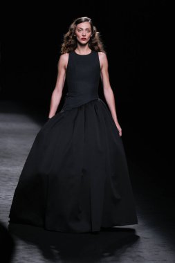 20 Şubat 2025 'te İspanya' nın IFERMA şehrinde Mercedes-Benz Moda Haftası sırasında Baro Lucas 'ın tasarladığı bir tasarımı giyen bir model podyumda yürüyor.