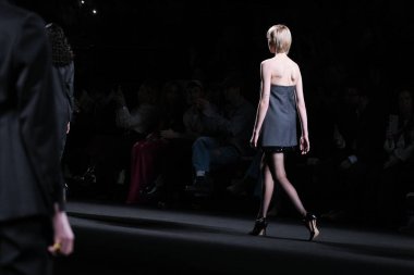 20 Şubat 2025 'te İspanya' nın IFERMA şehrinde Mercedes-Benz Moda Haftası sırasında Baro Lucas 'ın tasarladığı bir tasarımı giyen bir model podyumda yürüyor.