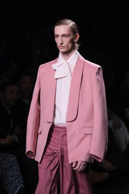 20 Şubat 2025 'te İspanya' nın IFERMA şehrinde Mercedes-Benz Moda Haftası sırasında Mans tarafından tasarlanmış bir tasarım giyen bir model podyumda yürüyor.