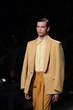 20 Şubat 2025 'te İspanya' nın IFERMA şehrinde Mercedes-Benz Moda Haftası sırasında Mans tarafından tasarlanmış bir tasarım giyen bir model podyumda yürüyor.