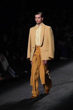 20 Şubat 2025 'te İspanya' nın IFERMA şehrinde Mercedes-Benz Moda Haftası sırasında Mans tarafından tasarlanmış bir tasarım giyen bir model podyumda yürüyor.