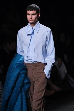 20 Şubat 2025 'te İspanya' nın IFERMA şehrinde Mercedes-Benz Moda Haftası sırasında Mans tarafından tasarlanmış bir tasarım giyen bir model podyumda yürüyor.