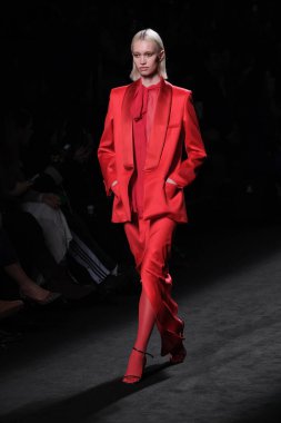 20 Şubat 2025 'te İspanya' nın IFERMA şehrinde Mercedes-Benz Moda Haftası sırasında Mans tarafından tasarlanmış bir tasarım giyen bir model podyumda yürüyor.