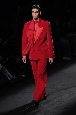 20 Şubat 2025 'te İspanya' nın IFERMA şehrinde Mercedes-Benz Moda Haftası sırasında Mans tarafından tasarlanmış bir tasarım giyen bir model podyumda yürüyor.