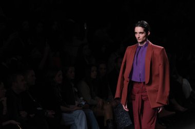 20 Şubat 2025 'te İspanya' nın IFERMA şehrinde Mercedes-Benz Moda Haftası sırasında Mans tarafından tasarlanmış bir tasarım giyen bir model podyumda yürüyor.