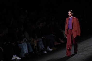 20 Şubat 2025 'te İspanya' nın IFERMA şehrinde Mercedes-Benz Moda Haftası sırasında Mans tarafından tasarlanmış bir tasarım giyen bir model podyumda yürüyor.