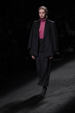 20 Şubat 2025 'te İspanya' nın IFERMA şehrinde Mercedes-Benz Moda Haftası sırasında Mans tarafından tasarlanmış bir tasarım giyen bir model podyumda yürüyor.