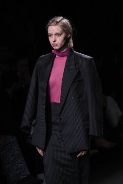 20 Şubat 2025 'te İspanya' nın IFERMA şehrinde Mercedes-Benz Moda Haftası sırasında Mans tarafından tasarlanmış bir tasarım giyen bir model podyumda yürüyor.