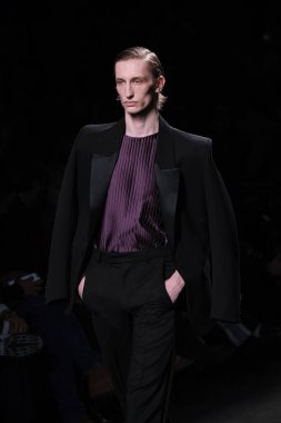 20 Şubat 2025 'te İspanya' nın IFERMA şehrinde Mercedes-Benz Moda Haftası sırasında Mans tarafından tasarlanmış bir tasarım giyen bir model podyumda yürüyor.