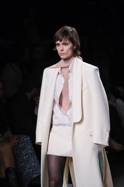 20 Şubat 2025 'te İspanya' nın IFERMA şehrinde Mercedes-Benz Moda Haftası sırasında Mans tarafından tasarlanmış bir tasarım giyen bir model podyumda yürüyor.