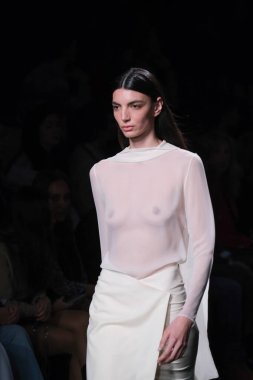 20 Şubat 2025 'te İspanya' nın IFERMA şehrinde Mercedes-Benz Moda Haftası sırasında Mans tarafından tasarlanmış bir tasarım giyen bir model podyumda yürüyor.