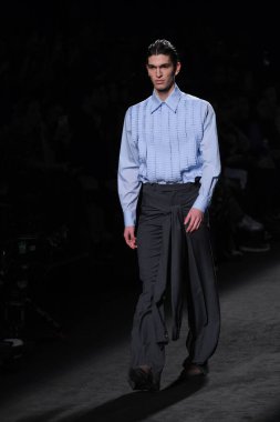 20 Şubat 2025 'te İspanya' nın IFERMA şehrinde Mercedes-Benz Moda Haftası sırasında Mans tarafından tasarlanmış bir tasarım giyen bir model podyumda yürüyor.