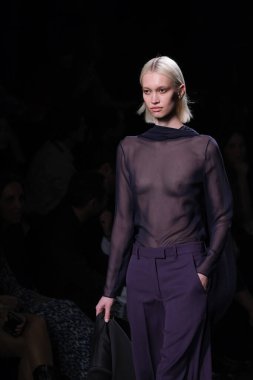 20 Şubat 2025 'te İspanya' nın IFERMA şehrinde Mercedes-Benz Moda Haftası sırasında Mans tarafından tasarlanmış bir tasarım giyen bir model podyumda yürüyor.