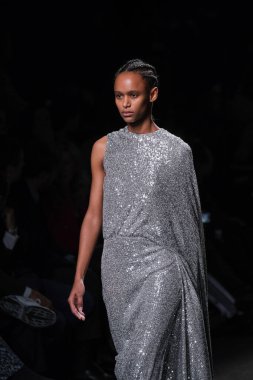 20 Şubat 2025 'te İspanya' nın IFERMA şehrinde Mercedes-Benz Moda Haftası sırasında Mans tarafından tasarlanmış bir tasarım giyen bir model podyumda yürüyor.