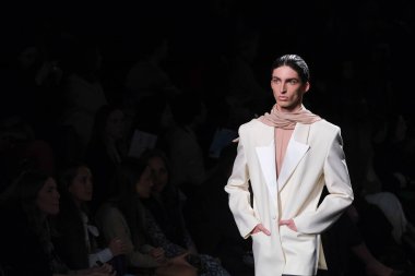 20 Şubat 2025 'te İspanya' nın IFERMA şehrinde Mercedes-Benz Moda Haftası sırasında Mans tarafından tasarlanmış bir tasarım giyen bir model podyumda yürüyor.