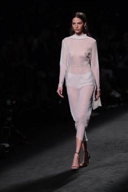 20 Şubat 2025 'te İspanya' nın IFERMA şehrinde Mercedes-Benz Moda Haftası sırasında Mans tarafından tasarlanmış bir tasarım giyen bir model podyumda yürüyor.