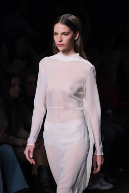 20 Şubat 2025 'te İspanya' nın IFERMA şehrinde Mercedes-Benz Moda Haftası sırasında Mans tarafından tasarlanmış bir tasarım giyen bir model podyumda yürüyor.