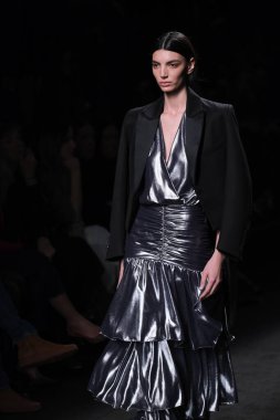 20 Şubat 2025 'te İspanya' nın IFERMA şehrinde Mercedes-Benz Moda Haftası sırasında Mans tarafından tasarlanmış bir tasarım giyen bir model podyumda yürüyor.