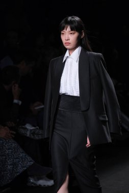 20 Şubat 2025 'te İspanya' nın IFERMA şehrinde Mercedes-Benz Moda Haftası sırasında Mans tarafından tasarlanmış bir tasarım giyen bir model podyumda yürüyor.