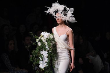 20 Şubat 2025 'te İspanya' nın IFERMA şehrinde Mercedes-Benz Moda Haftası sırasında Mans tarafından tasarlanmış bir tasarım giyen bir model podyumda yürüyor.