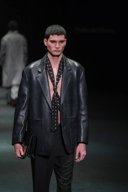 IFERMA 'da Mercedes-Benz Moda Haftası sırasında Pedro del Hierro tarafından tasarlanmış bir tasarım giyen bir model podyumda yürüyor, 20 Şubat 2025 İspanya