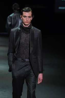 IFERMA 'da Mercedes-Benz Moda Haftası sırasında Pedro del Hierro tarafından tasarlanmış bir tasarım giyen bir model podyumda yürüyor, 20 Şubat 2025 İspanya