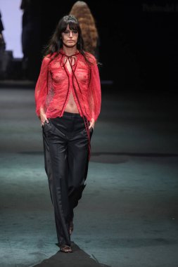 IFERMA 'da Mercedes-Benz Moda Haftası sırasında Pedro del Hierro tarafından tasarlanmış bir tasarım giyen bir model podyumda yürüyor, 20 Şubat 2025 İspanya