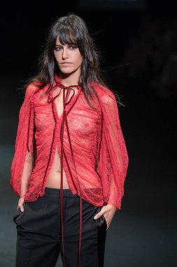 IFERMA 'da Mercedes-Benz Moda Haftası sırasında Pedro del Hierro tarafından tasarlanmış bir tasarım giyen bir model podyumda yürüyor, 20 Şubat 2025 İspanya