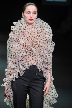 IFERMA 'da Mercedes-Benz Moda Haftası sırasında Pedro del Hierro tarafından tasarlanmış bir tasarım giyen bir model podyumda yürüyor, 20 Şubat 2025 İspanya