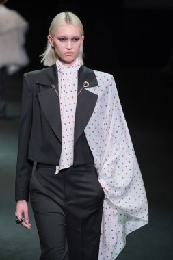 IFERMA 'da Mercedes-Benz Moda Haftası sırasında Pedro del Hierro tarafından tasarlanmış bir tasarım giyen bir model podyumda yürüyor, 20 Şubat 2025 İspanya