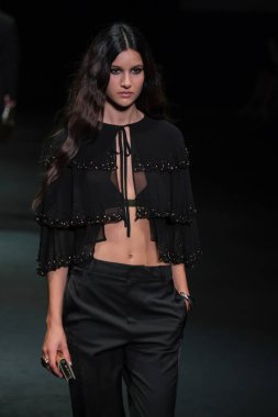 IFERMA 'da Mercedes-Benz Moda Haftası sırasında Pedro del Hierro tarafından tasarlanmış bir tasarım giyen bir model podyumda yürüyor, 20 Şubat 2025 İspanya