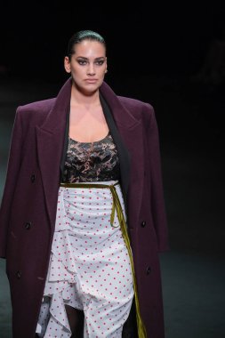 IFERMA 'da Mercedes-Benz Moda Haftası sırasında Pedro del Hierro tarafından tasarlanmış bir tasarım giyen bir model podyumda yürüyor, 20 Şubat 2025 İspanya