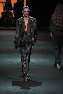 IFERMA 'da Mercedes-Benz Moda Haftası sırasında Pedro del Hierro tarafından tasarlanmış bir tasarım giyen bir model podyumda yürüyor, 20 Şubat 2025 İspanya