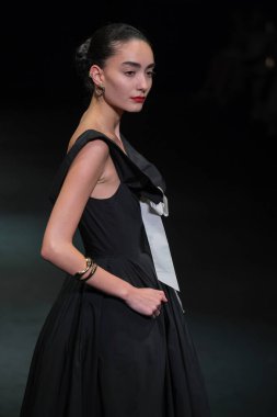 IFERMA 'da Mercedes-Benz Moda Haftası sırasında Pedro del Hierro tarafından tasarlanmış bir tasarım giyen bir model podyumda yürüyor, 20 Şubat 2025 İspanya