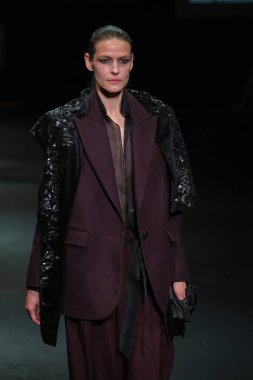 IFERMA 'da Mercedes-Benz Moda Haftası sırasında Pedro del Hierro tarafından tasarlanmış bir tasarım giyen bir model podyumda yürüyor, 20 Şubat 2025 İspanya