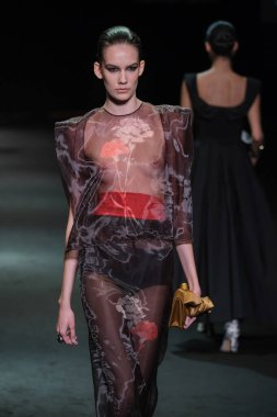 IFERMA 'da Mercedes-Benz Moda Haftası sırasında Pedro del Hierro tarafından tasarlanmış bir tasarım giyen bir model podyumda yürüyor, 20 Şubat 2025 İspanya